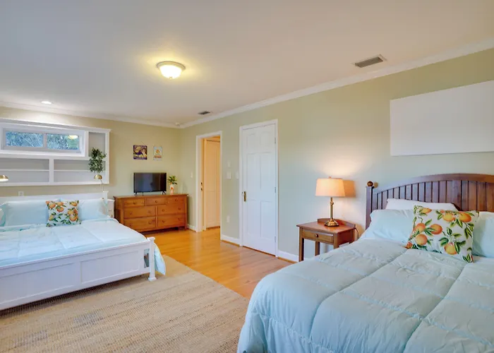 Lakefront Winter Haven Retreat: Hot Tub & Patio!