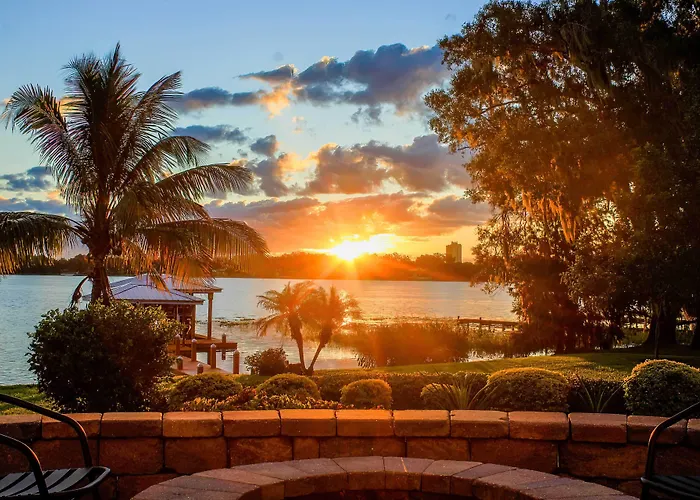 Lakefront Winter Haven Retreat: Hot Tub & Patio!