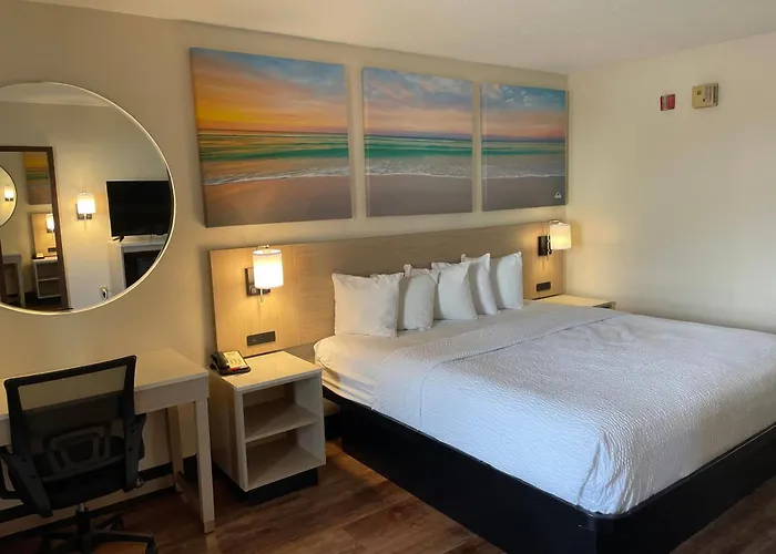 Days Inn & Suites By Wyndham Navarre - Near Beaches Hurlburt
