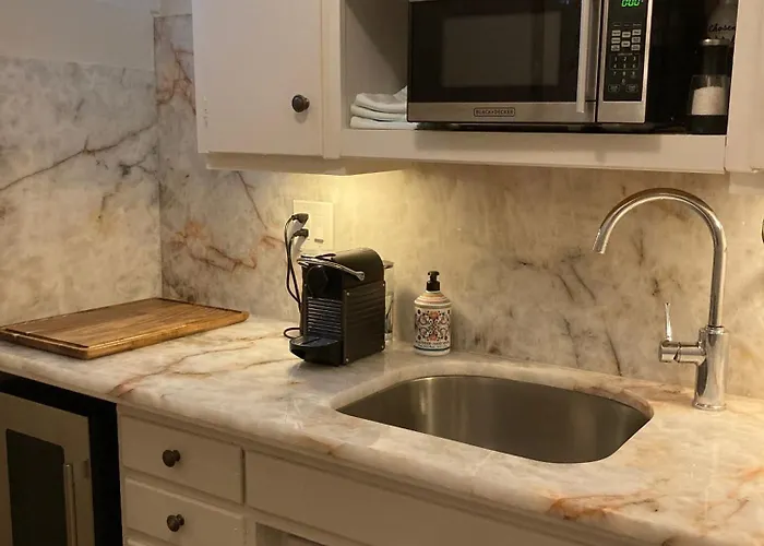 Pineapple House, Cozy Garden Apartment, City Center! Marble-Tiled Bathroom! Free Parking!
