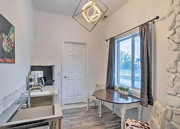 Stylish Klamath Falls Unit < 1/2 Mi To Oit!