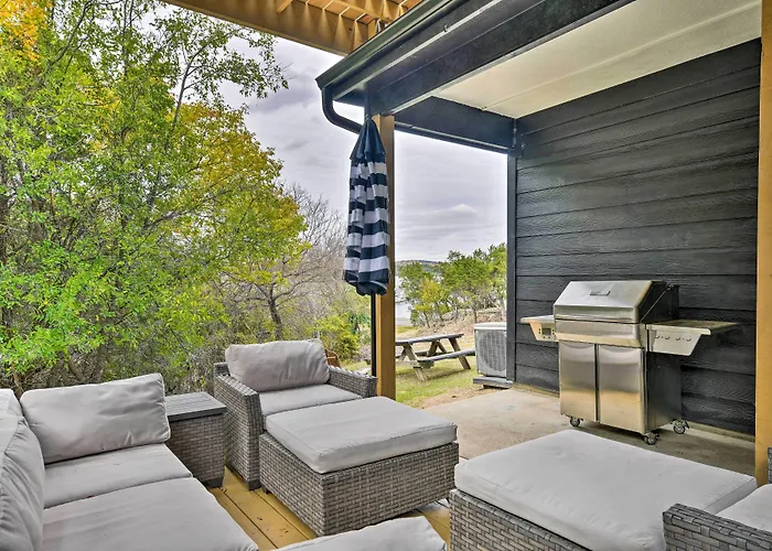 Graford Cabin W/ Rooftop Deck & Lake Views!