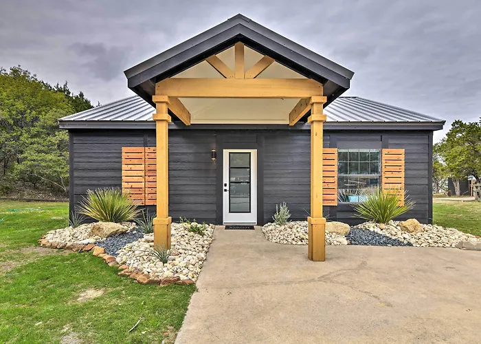 Graford Cabin W/ Rooftop Deck & Lake Views!