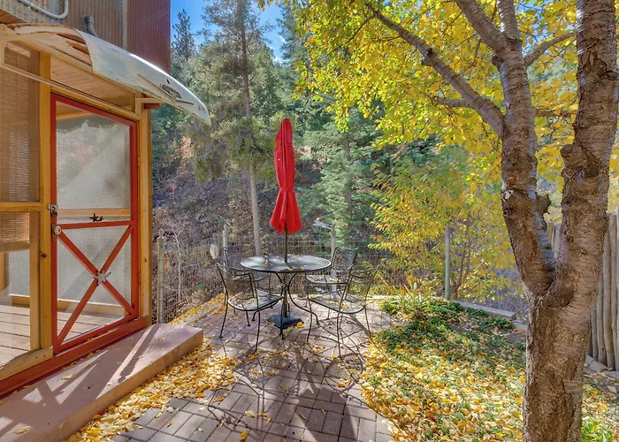 Riverside Retreat W/ Screened Porch: 6 Mi To Taos!