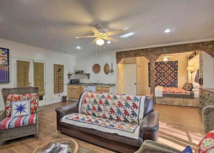 Cozy & Quiet Studio W/ Porch, Near Scenic Railway!
