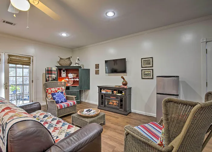 Cozy & Quiet Studio W/ Porch, Near Scenic Railway!
