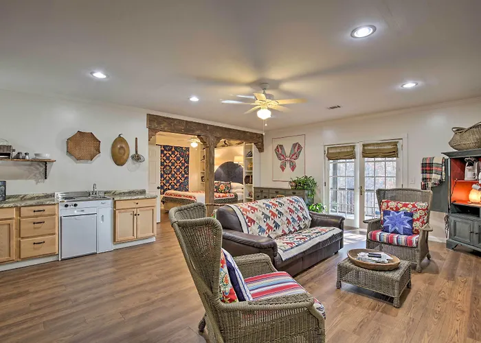 Cozy & Quiet Studio W/ Porch, Near Scenic Railway!