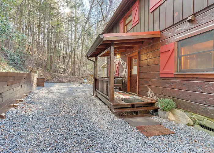 Waterfront Cabin W/ Beautiful River View & Hot Tub