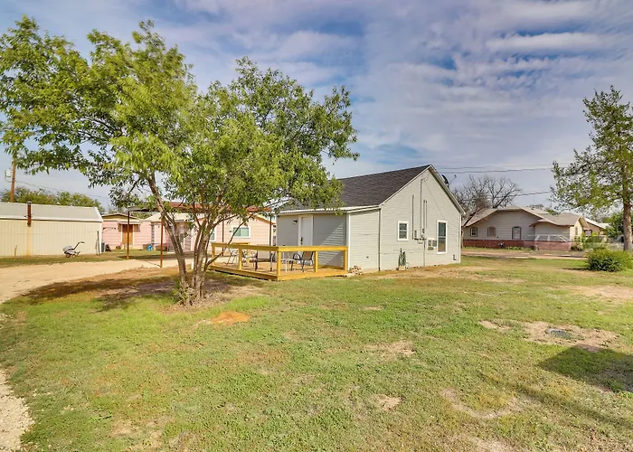 Cozy Ballinger Vacation Rental W/ Deck & Grill!