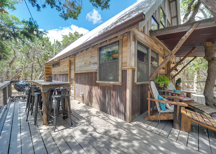 'Horse Thief Inn' Cabin Retreat W/ Deck & Hot Tub!
