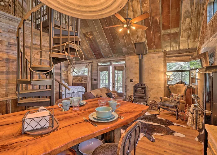 'Horse Thief Inn' Cabin Retreat W/ Deck & Hot Tub!
