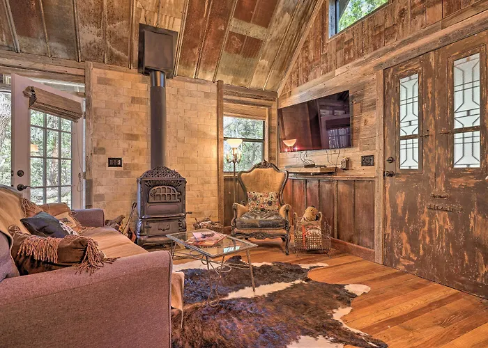 'Horse Thief Inn' Cabin Retreat W/ Deck & Hot Tub!