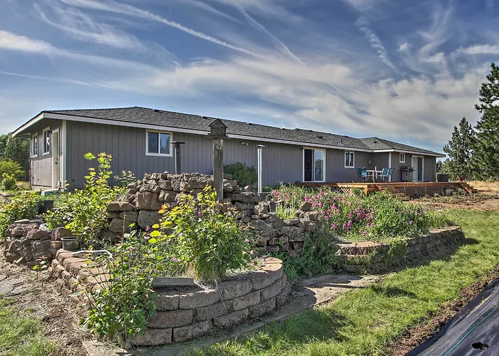 Updated Farmhouse W/ Deck On Central Oregon Canal!