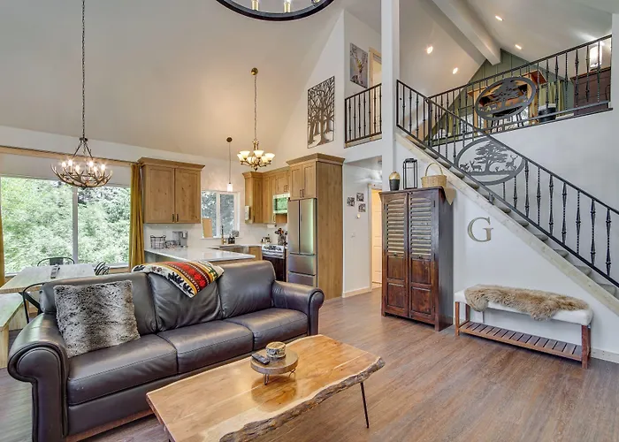Unwind In Cle Elum: Hot Tub & Cozy Fireplace!