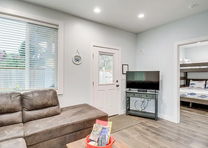 Westport Home W/ Hot Tub: 2 Blocks To Beach!