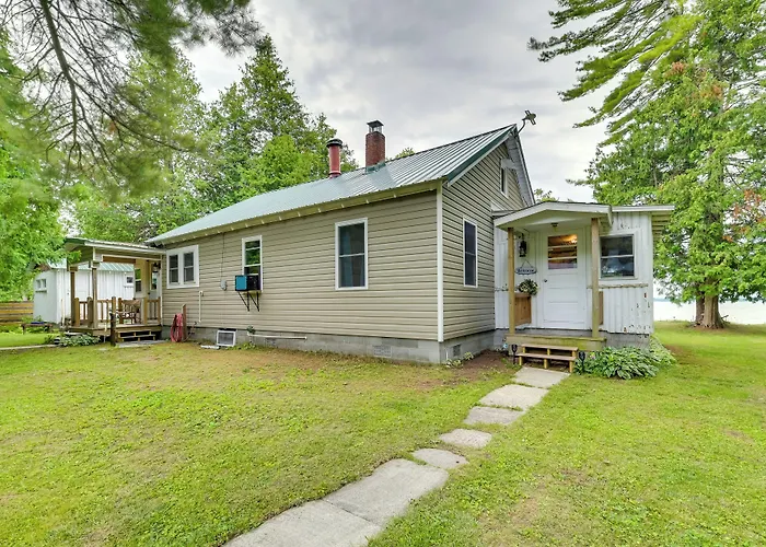 Lakefront Michigan Abode W/ Deck & Fire Pit!