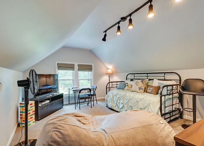Cozy Tennessee Abode W/ Private Hot Tub & Fire Pit