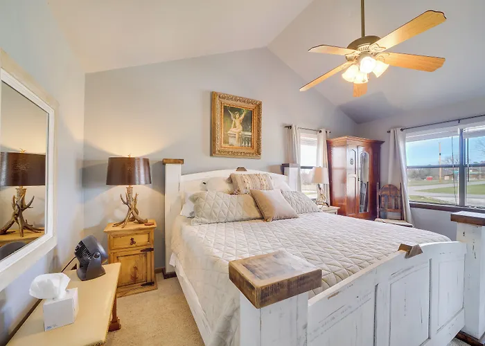 Incredible Log Home: 1 Mile From Lake Tenkiller
