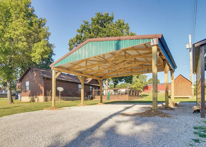 Incredible Log Home: 1 Mile From Lake Tenkiller