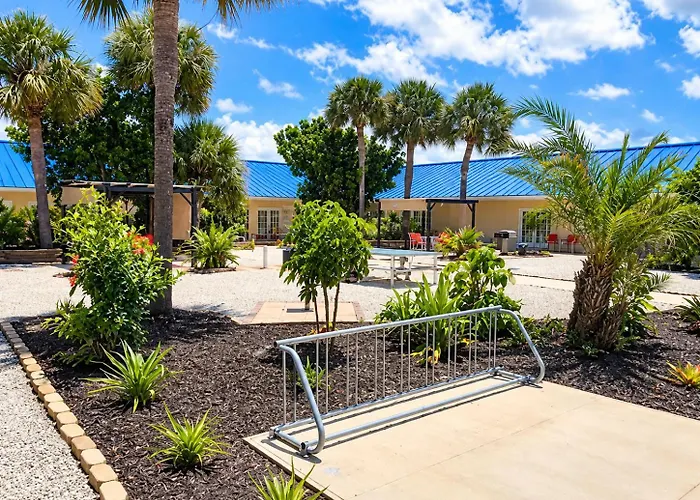 Island Sun Inn & Suites - Historic Venice & Beach Getaway