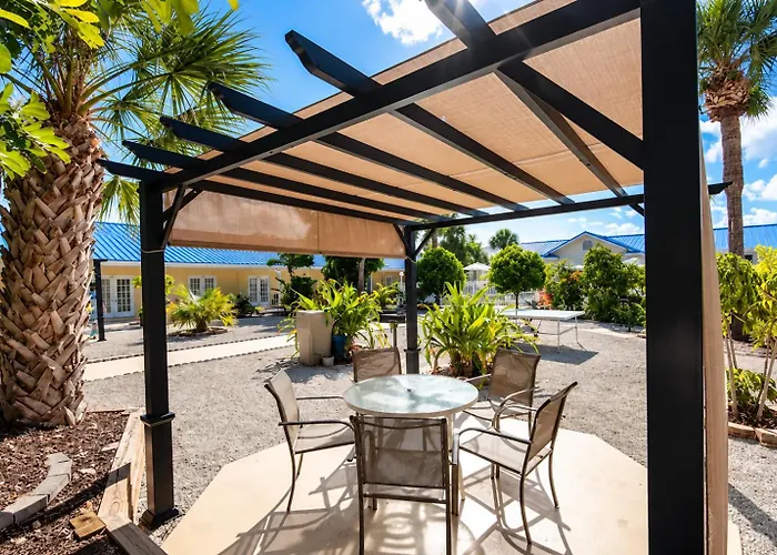 Island Sun Inn & Suites - Historic Venice & Beach Getaway
