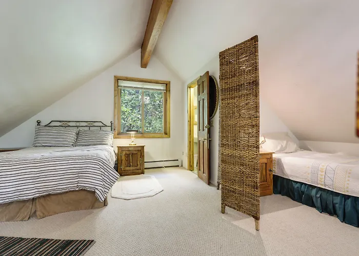 'Marble Hideaway' Cabin W/ Mountain Views + Deck!