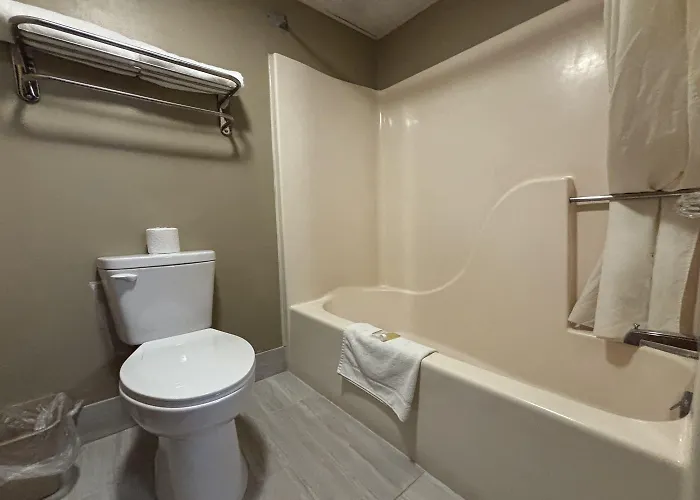 Super 8 By Wyndham Normal Bloomington