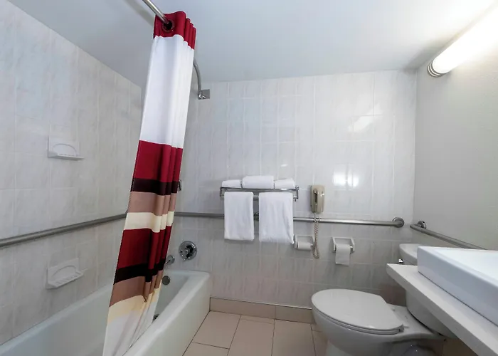 Red Roof Inn Plus Woodbridge - Carteret