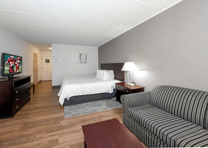 Red Roof Inn Plus Woodbridge - Carteret