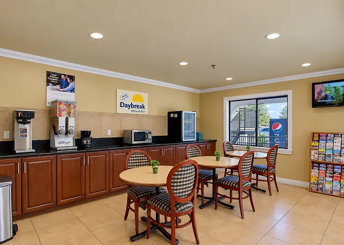 Days Inn By Wyndham Kingman East