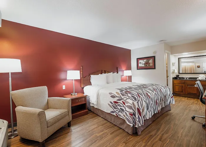 Red Roof Inn & Suites Calhoun