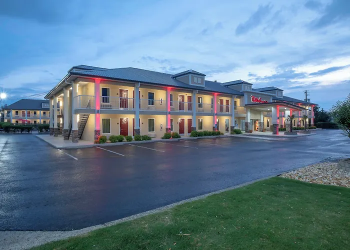 Red Roof Inn & Suites Calhoun