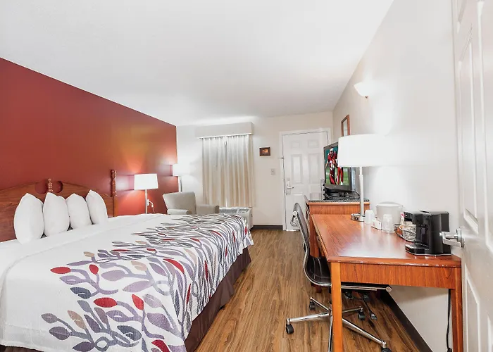 Red Roof Inn & Suites Calhoun