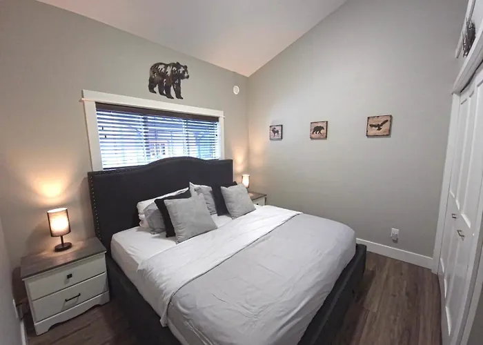 Sandy Feet Retreat Port Renfrew- Oceanfront 2Br Modern Cottage
