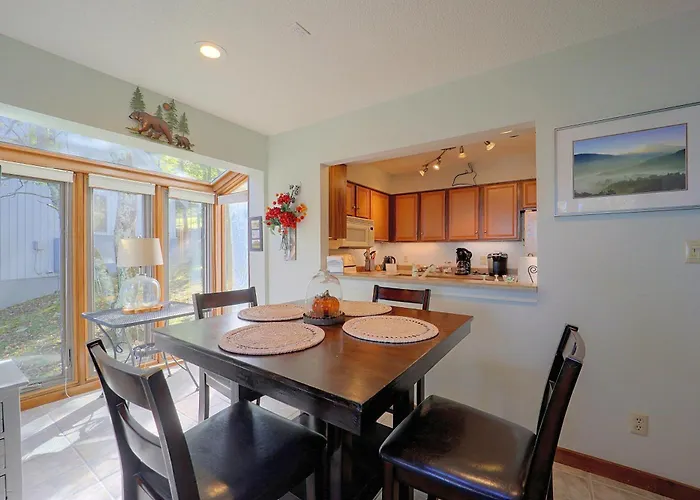 All-Season Base! Unit W/ Balcony In Beech Mountain