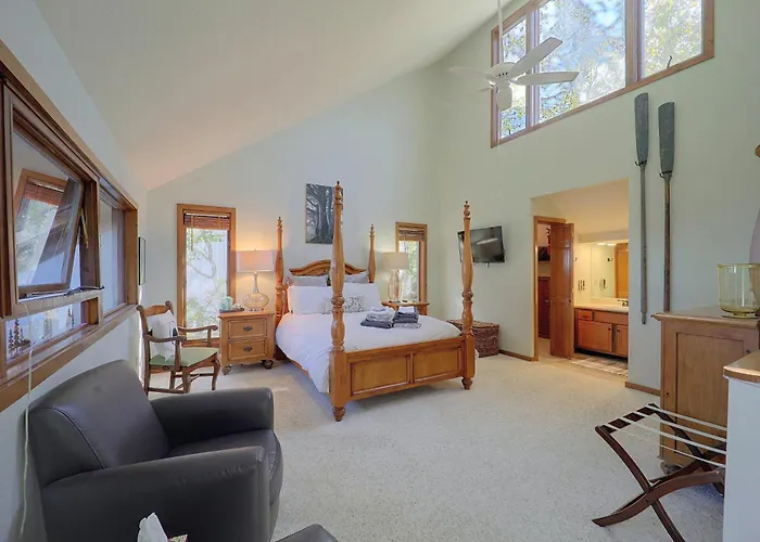 All-Season Base! Unit W/ Balcony In Beech Mountain