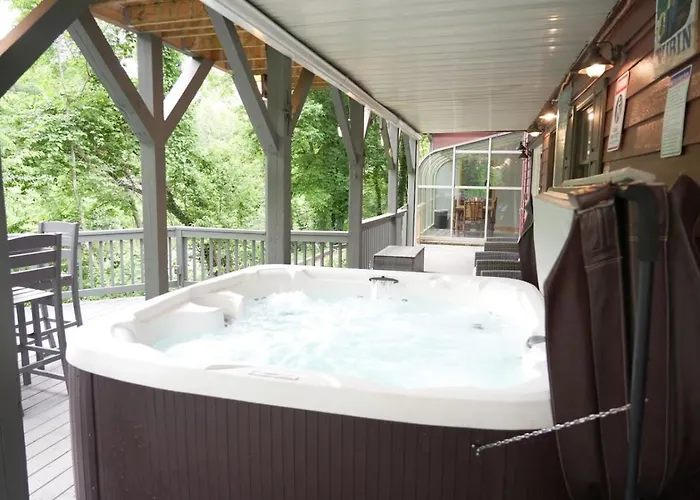 Near Wcu~Fire Pit~Hot Tub~Game Room~River Front!
