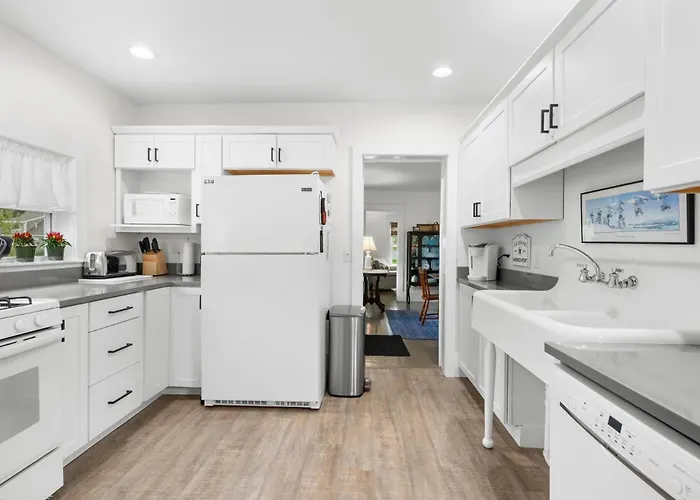 Charming Cape Cottage Steps From Bank St Beach