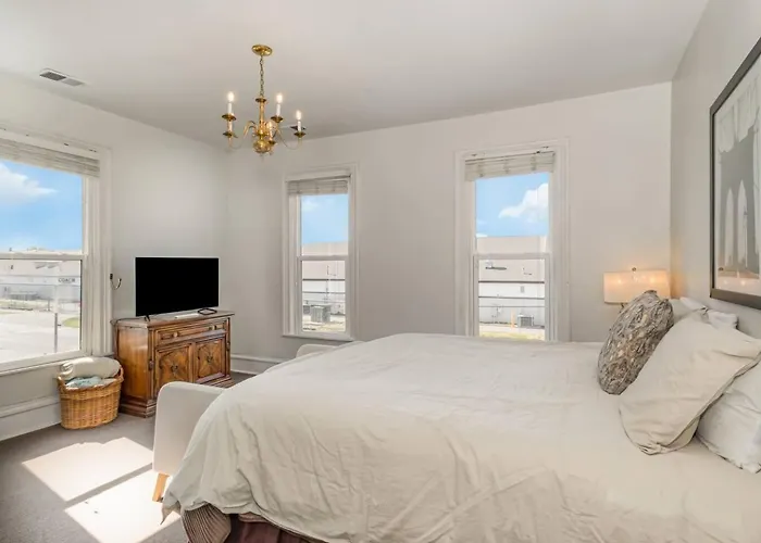 Studio W King Bed Walking Distance To Beach & Shops