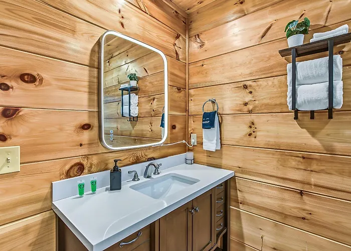Mountains R Calling, Cozy Hideaway, King Beds, Hot-Tub, Arcade, Ev Ready