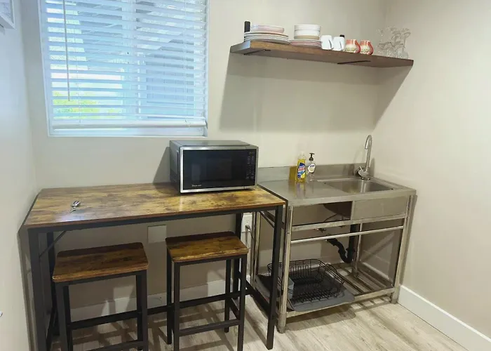 Air Conditioned! Paradise Park Brand New 2-Bedroom Suite