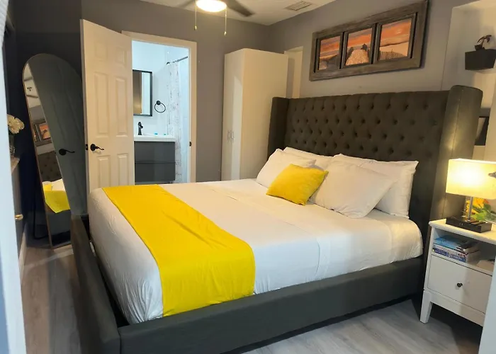 Modern Apartment, Private Entrance, Private Backyard