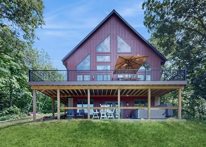 Hot Tub, River Views! Luxurious Wisconsin Retreat