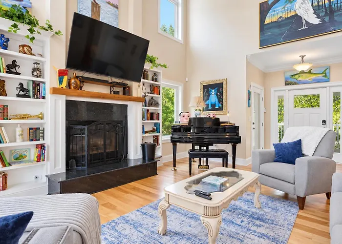 Luxury Beachside Haven With Pool And Elevator