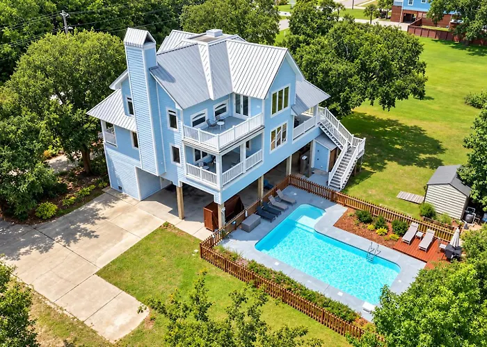 Luxury Beachside Haven With Pool And Elevator