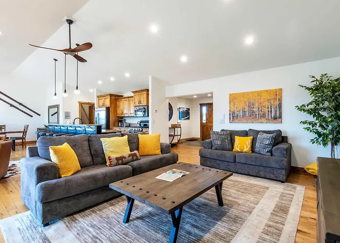 Family Fun Fireplace & Huge Deck