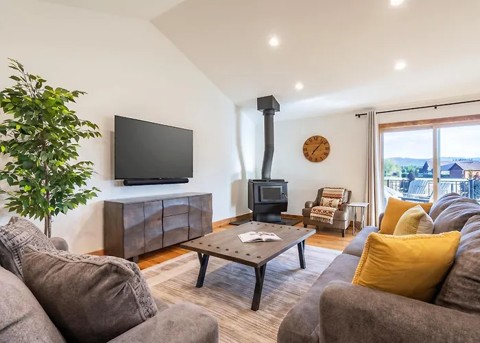 Family Fun Fireplace & Huge Deck