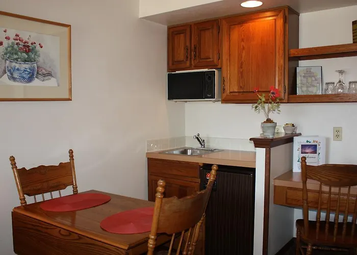 Lookout Inn Guesthouse And Suites