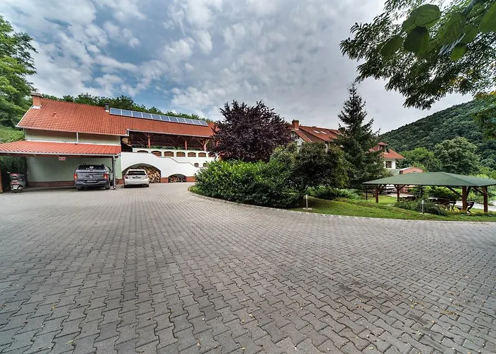 Hetenyi Apartmanhaz Es Birtok