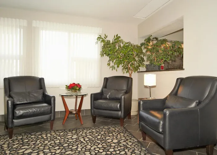 Colonial Square Inn & Suites